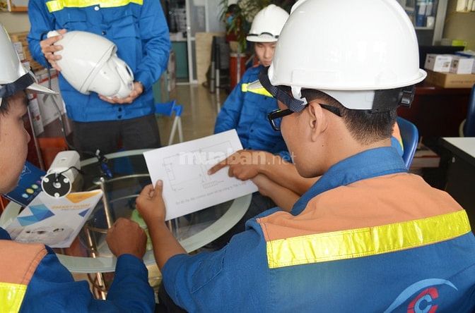 Nhân viên kỹ thuật lắp đặt camera đi làm ngày