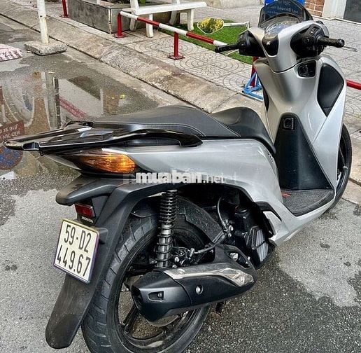 Cần cho em nó ra đi