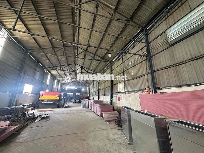 Cần bán xưởng xây full, bao gồm bình điện 3p 560kva, diện tích 1365m2