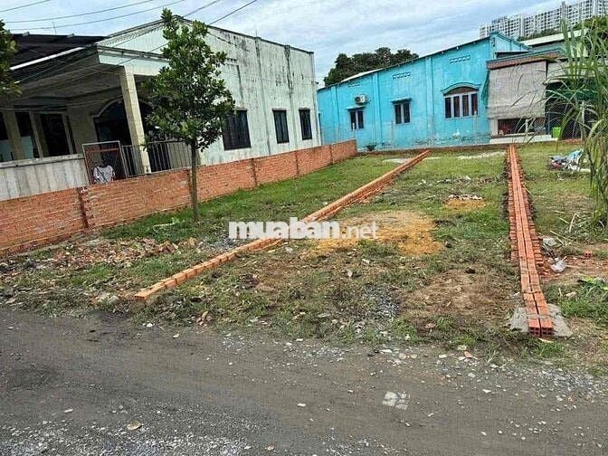 chính chủ gửi cần bán lô đất VP33 vào 1/ DT 100m2 đường xe hơi thông