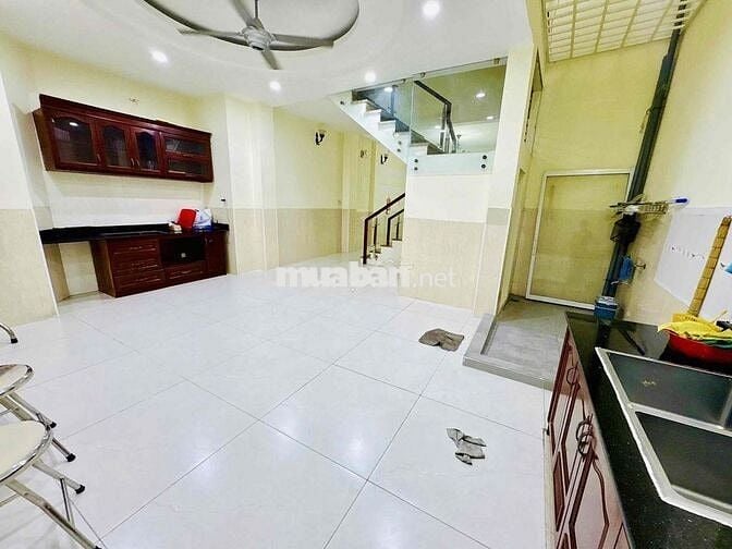 CẦN CHO THUÊ - HXH 5x20m, 489A/25B Huỳnh Văn Bánh, P.13, Q.PN, có sân