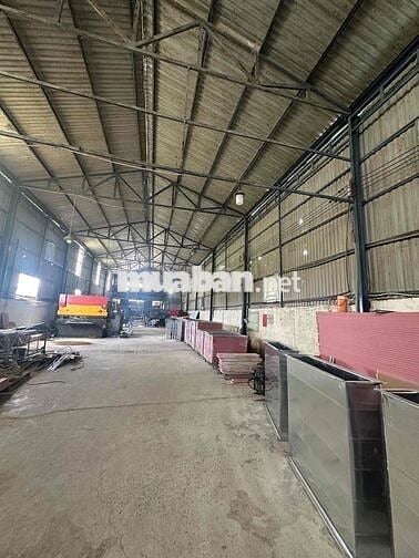 Cần bán xưởng xây full, bao gồm bình điện 3p 560kva, diện tích 1365m2