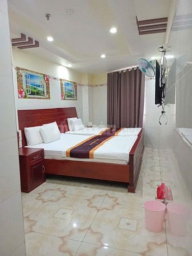 Bán khách sạn đang kinh doanh Q. Tân Bình, 37 phòng, doanh thu 250tr