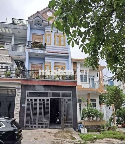 Cho thuê nhà 2 lầu 3 phòng ngủ ngã 3 ông xã dĩ an Bình Dương