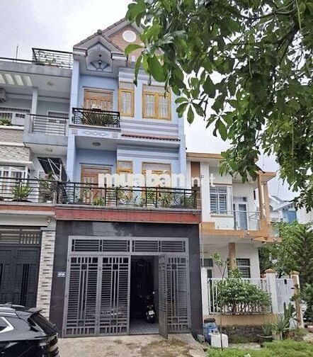 Cho thuê nhà 2 lầu 3 phòng ngủ ngã 3 ông xã dĩ an Bình Dương