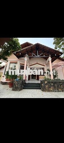BIỆT THỰ SÂN VƯỜN,DT 30*60M,2PN,3WC,CÓ SÂN BÓNG,ĐƯỜNG NHỰA XE HƠI CHẠY