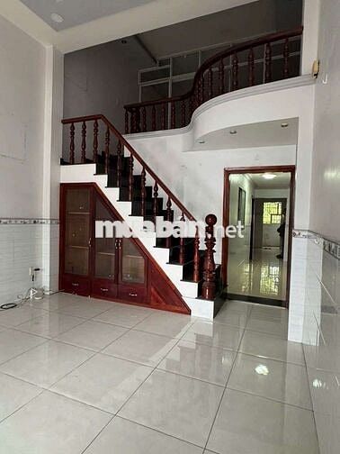Cho thuê nhà sân đậu oto.đường xe tải. gần cầu vượt gò dưa.Chỉ 8tr