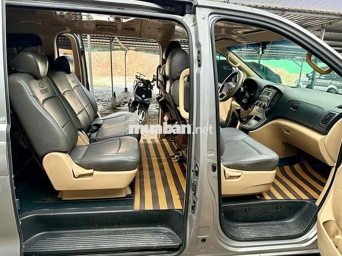 Hyundai Grand Starex 2015 máy dầu 9 chỗ