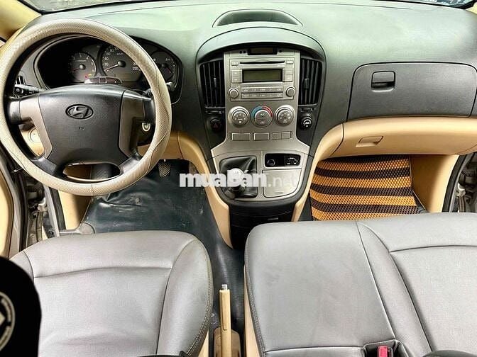 Hyundai Grand Starex 2015 máy dầu 9 chỗ