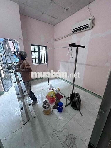 phòng riêng trong nhà nguyên căn, có sẵn máy lạnh