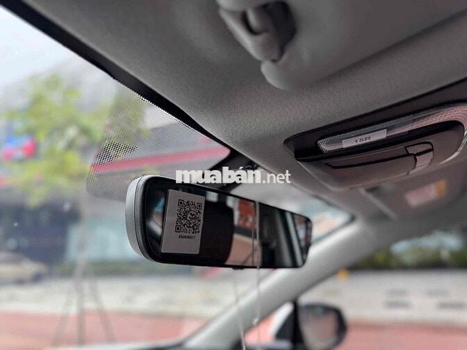 Toyota Innova Cross trắng 2025 đi 1.000Km như mới