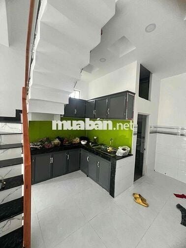nhà 4x9 1 lầu 2 mặt tiền 2 cửa chính. hẻm 4 mét thông