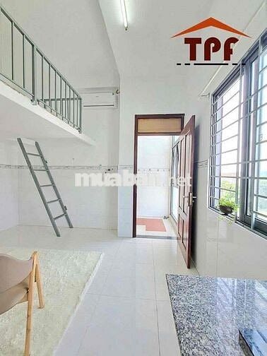 CHDV có gác THOÁNG MÁT có MÁY LẠNH, TỦ LẠNH, TỦ ÁO, NƯỚC NÓNG, BÀN GHẾ