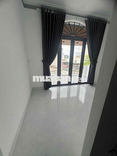 nhà 4x9 1 lầu 2 mặt tiền 2 cửa chính. hẻm 4 mét thông