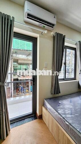 CĂN HỘ FULL NỘI THẤT CỬA SỔ VÀ BAN CÔNG LỚN Ở PHÚ NHUẬN GIÁP Q3,Q1