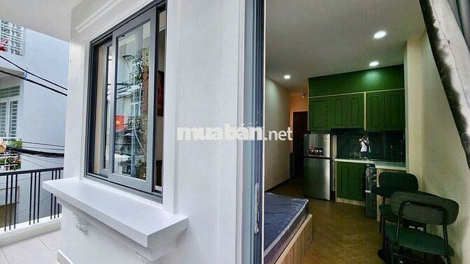 CĂN HỘ FULL NỘI THẤT CỬA SỔ VÀ BAN CÔNG LỚN Ở PHÚ NHUẬN GIÁP Q3,Q1