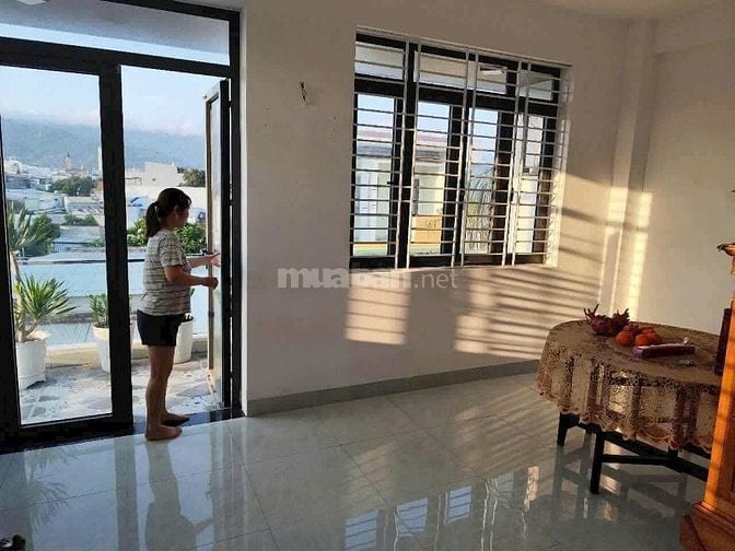hot  6,1 TỶ BÁN NHÀ ĐẸP LÔ GÓC 2 TẦNG MẶT TIỀN NGUYỄN PHƯỚC NGUYÊN 