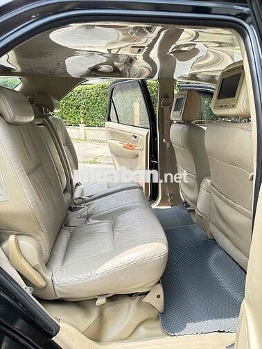 Toyota Fortuner 2010 2.7V 4x4 AT -