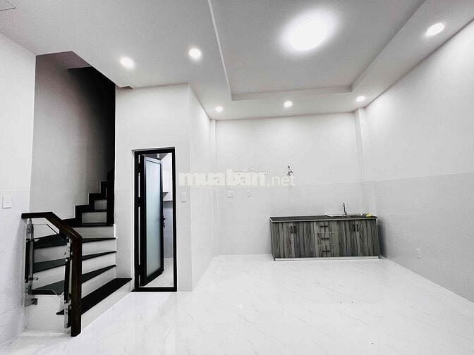 Nhà mới xây 1 trệt 2 lầu 1 sân thượng cách Quang trung 1 căn.