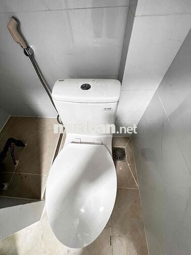 Nhà mới xây 1 trệt 2 lầu 1 sân thượng cách Quang trung 1 căn.