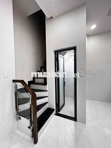 Nhà mới xây 1 trệt 2 lầu 1 sân thượng cách Quang trung 1 căn.