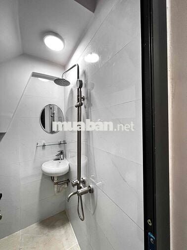 Nhà mới xây 1 trệt 2 lầu 1 sân thượng cách Quang trung 1 căn.