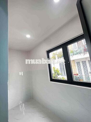 Nhà mới xây 1 trệt 2 lầu 1 sân thượng cách Quang trung 1 căn.