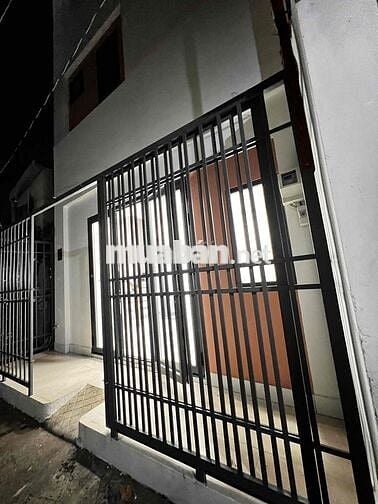 Nhà mới xây 1 trệt 2 lầu 1 sân thượng cách Quang trung 1 căn.
