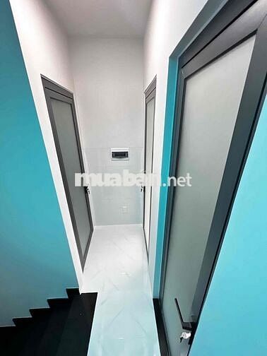 Nhà mới xây 1 trệt 2 lầu 1 sân thượng cách Quang trung 1 căn.