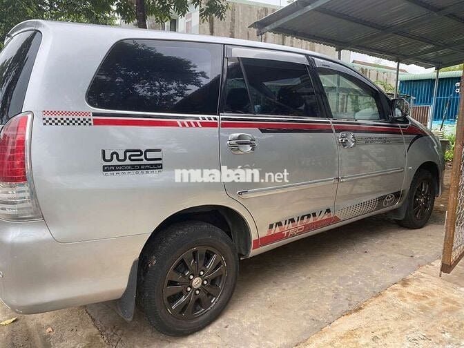 Xe gia đình Toyota Innova 7 chỗ màu bạc