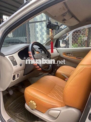 Xe gia đình Toyota Innova 7 chỗ màu bạc