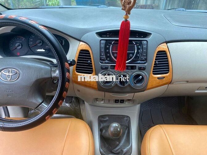 Xe gia đình Toyota Innova 7 chỗ màu bạc