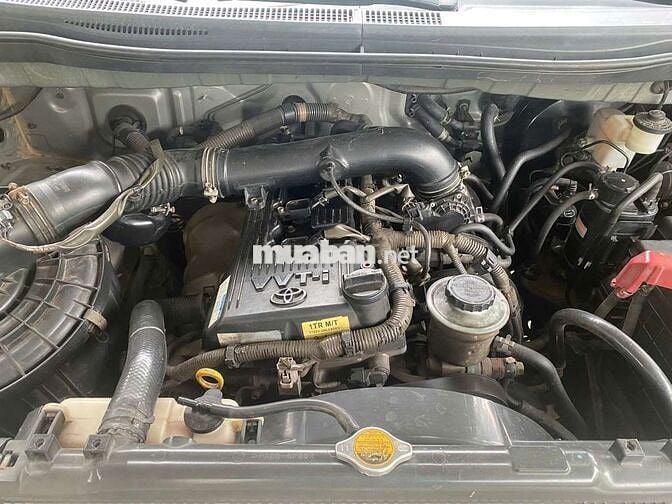 Xe gia đình Toyota Innova 7 chỗ màu bạc