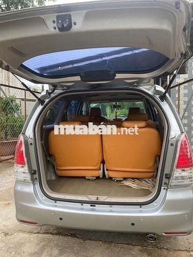 Xe gia đình Toyota Innova 7 chỗ màu bạc