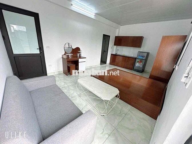 Cho thuê CCMN phố Cầu Giấy. Ban Công 30m2. Thang Máy. Giá 5Tr