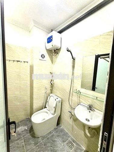 Cho thuê CCMN phố Cầu Giấy. Ban Công 30m2. Thang Máy. Giá 5Tr