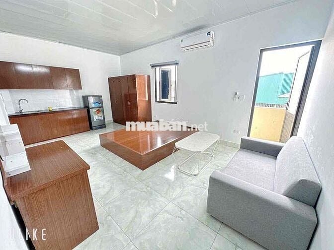 Cho thuê CCMN phố Cầu Giấy. Ban Công 30m2. Thang Máy. Giá 5Tr