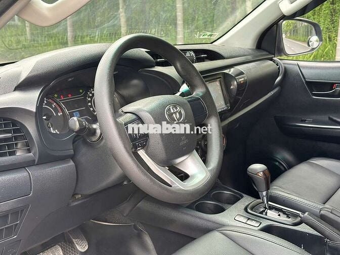 Toyota Hilux E 2.4AT 4x2 lỗi tặng xe, 12 vạn zin