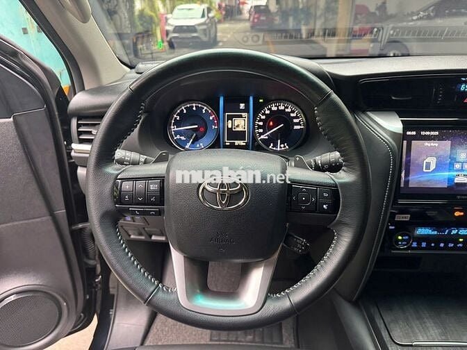 2024 Fortuner 2.7V - lướt 2.700- máy xăng 1 cầu