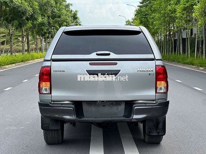 Toyota Hilux E 2.4AT 4x2 lỗi tặng xe, 12 vạn zin
