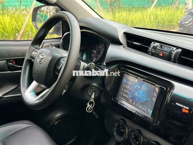 Toyota Hilux E 2.4AT 4x2 lỗi tặng xe, 12 vạn zin