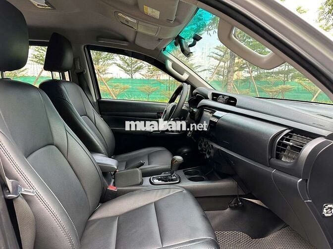 Toyota Hilux E 2.4AT 4x2 lỗi tặng xe, 12 vạn zin
