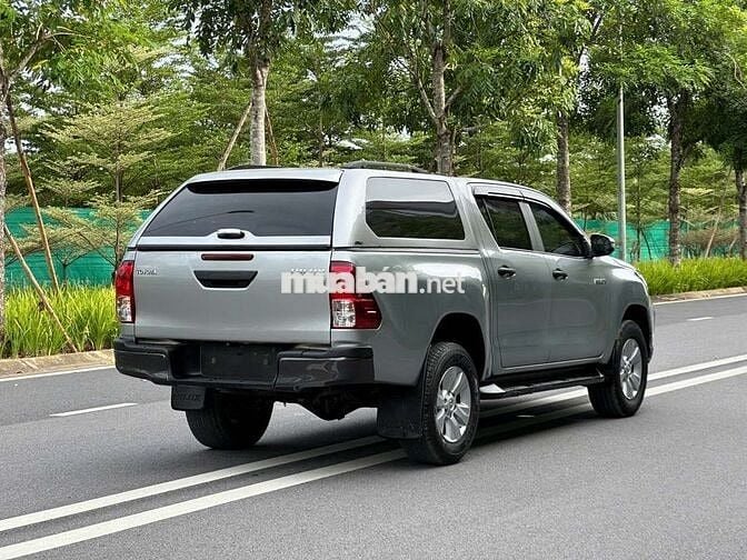 Toyota Hilux E 2.4AT 4x2 lỗi tặng xe, 12 vạn zin