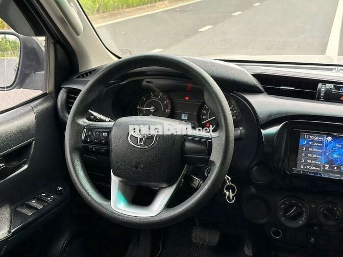 Toyota Hilux E 2.4AT 4x2 lỗi tặng xe, 12 vạn zin