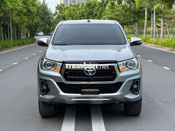Toyota Hilux E 2.4AT 4x2 lỗi tặng xe, 12 vạn zin