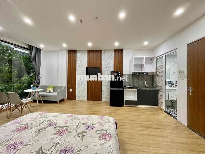 Trống sẵn căn hộ rộng rãi siêu thoáng mát, ban công.