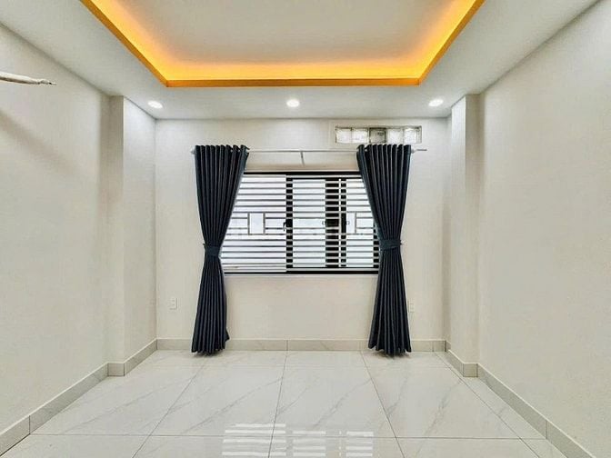 💥Nhà đẹp 1 trệt 2 lầu + sân thượng – Có luôn phòng thờ, hẻm rộng oto