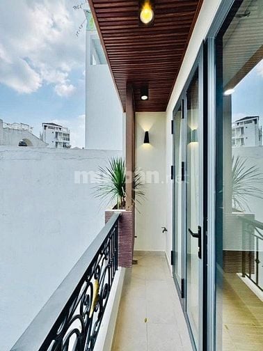 💥Nhà đẹp 1 trệt 2 lầu + sân thượng – Có luôn phòng thờ, hẻm rộng oto