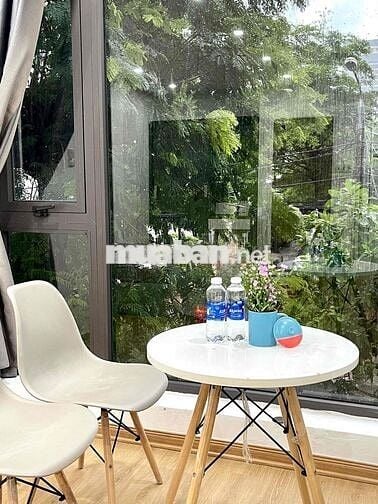 Trống sẵn căn hộ rộng rãi siêu thoáng mát, ban công.