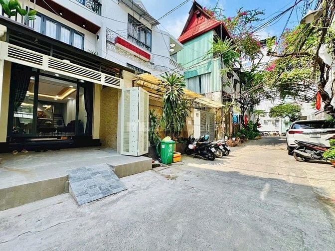 💥Nhà đẹp 1 trệt 2 lầu + sân thượng – Có luôn phòng thờ, hẻm rộng oto